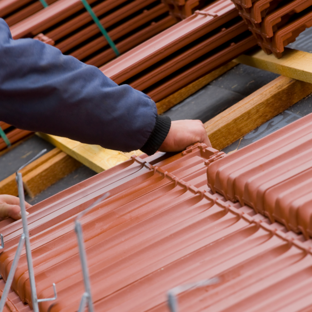 Sélection de tuiles de remplacement assorties sur une toiture ancienne à Néoules